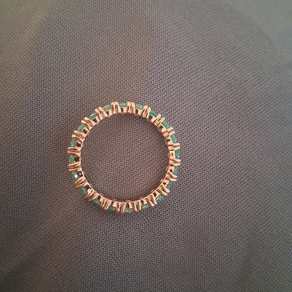 Elegant Gold and Green Gemstone Ring - Picture 3 of 3